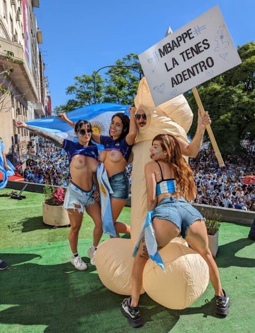 Fans en las calles de Buenos Aires en topless. Fuente: @beastybeau