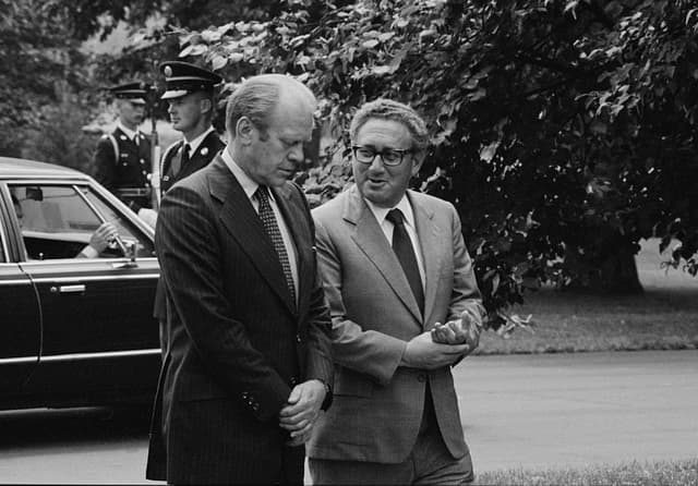 Kissinger: Usando la hipergamia a su favor