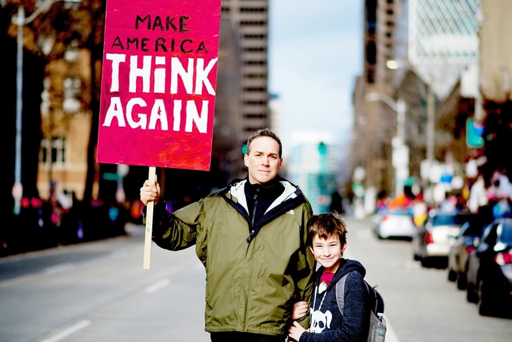 Una poderosa imagen del rol de la sociedad civil en la democracia. Foto: Jose M. Contacto: https://unsplash.com/@vote4jose.