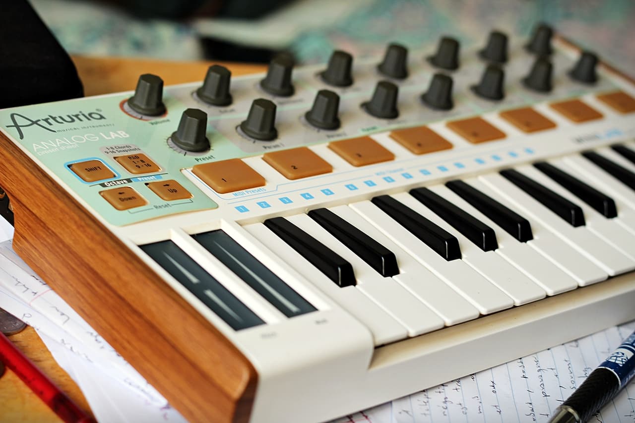 The Arturia Analog MiniLab, released in the mid-2000s, is now considered the holy grail of MIDI controllers among collectors for its robust build and classic sound. Photo: Magcondo.
